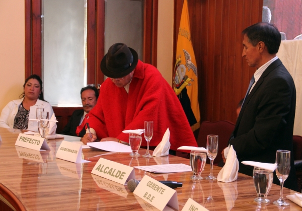 Prefecto, Jorge Guamán Coronel, firma convenio en Salcedo