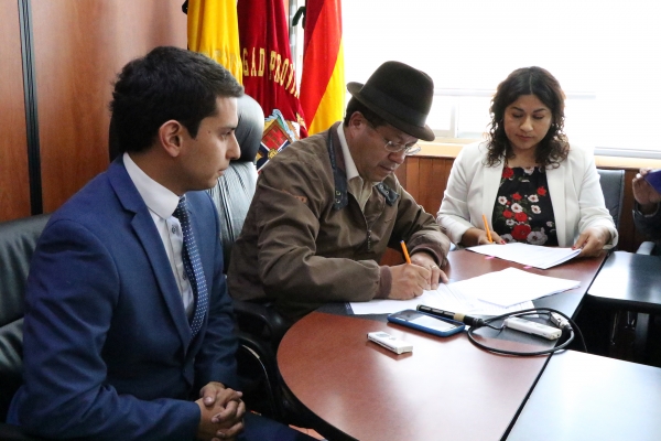 Prefecto firmá el contrato para la compra de un nuevo lote de equipo caminero