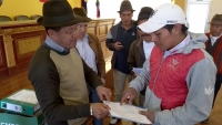Prefecto recibe los estudios de la vía  El Batán - Cuturiví Chico
