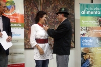 Ana Beiba Rincón recibió un reconocimiento del prefecto, Jorge Guamán Coronel