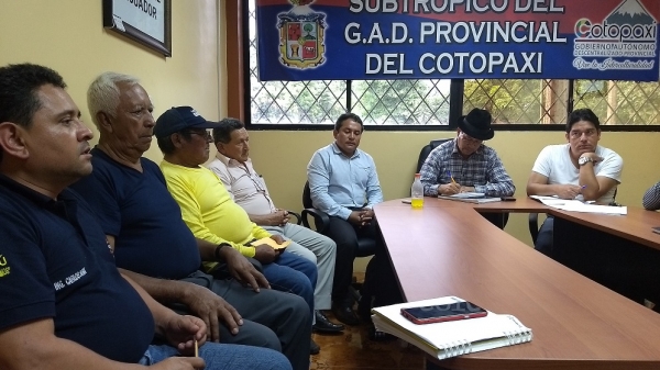 Prefecto se reúne con Dirigentes de Guasaganda y Pucayacu
