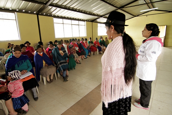 Mujeres de Cachi Alto, recibieron a Brigada Médica de Prevención de Cáncer.