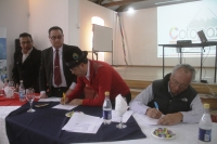 Instantes de la firma del Convenio 