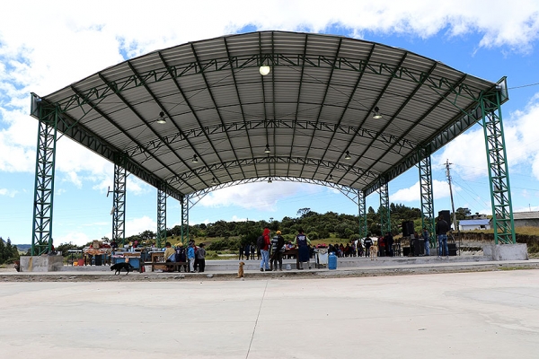 Comunidad de Chinaló Alto recibe infraestructura para comercializar sus productos y artesanías.