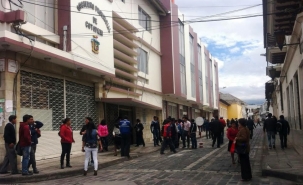 Personal del GAD Provincial de Cotopaxi mientras salía de la institución 
