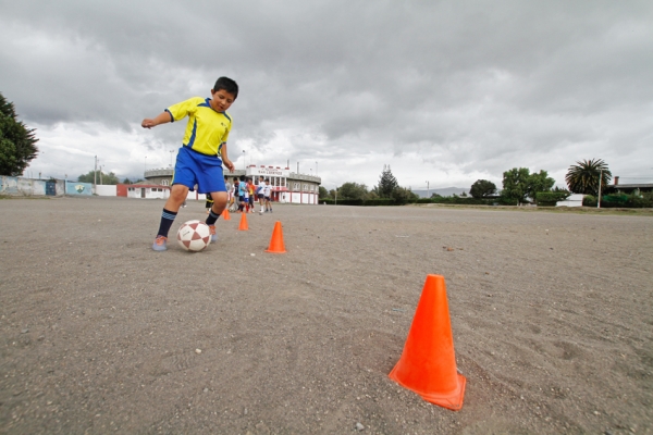 Futuros Talentos del Balompié Nacional se Forman en la Escuela de Fútbol de Tanicuchí.