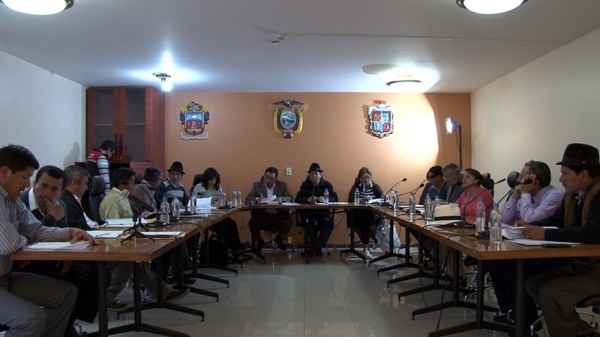 Prefecto plantea eliminación de consultorías viáticos y viajes al exterior, para invertir en vialidad