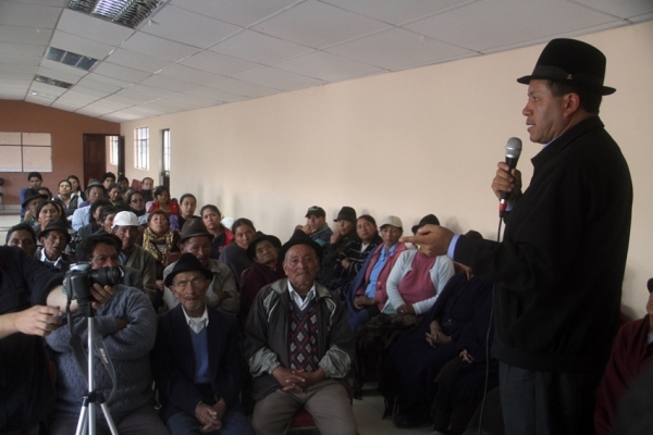 Prefecto dialogando con los beneficiarios 