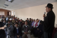Prefecto dialogando con los beneficiarios 
