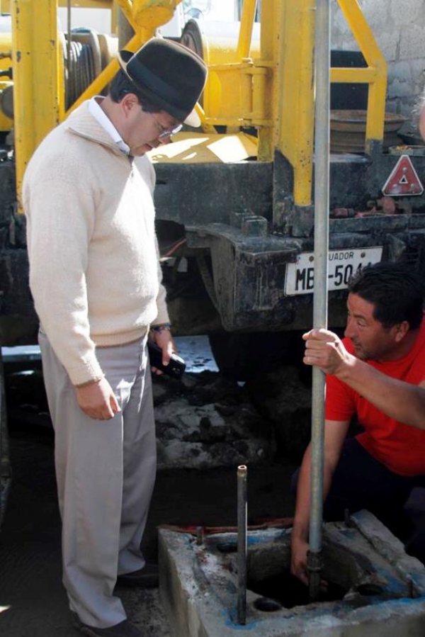 Poaló recibió bomba sumergible para agua de riego