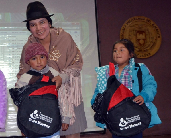 Presidenta del Patronato Provincial, Sra. Eloisa Toaquiza, entrega kits escolares a niños del proyecto ETI