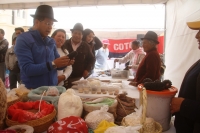 Prefecto visitando los stands de granos y semillas