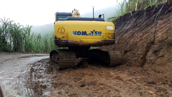 Prefectura realiza mantenimiento en vías rurales de Pangua