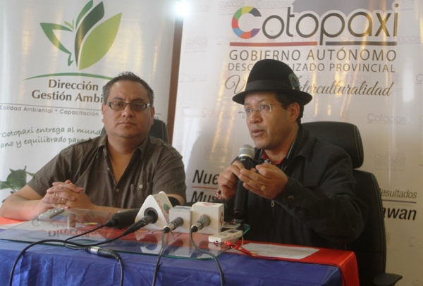 El Ing. Vladimir Ortiz y el prefecto, Jorge Guamán Coronel, durante la rueda de prensa