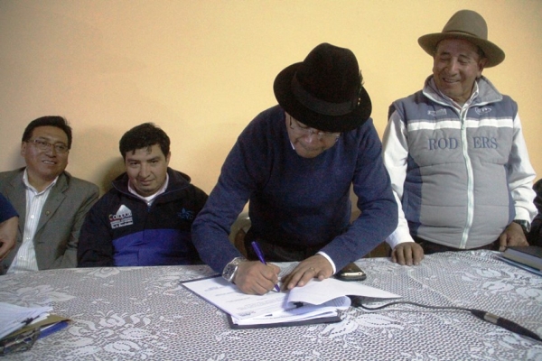 prefecto firmando el acta de entrega recepción 