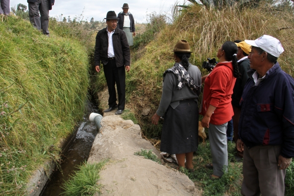 Prefecto recorre nuevo canal de riego en el barrio Zumbalica