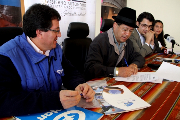Prefecto firma el convenio con Plan Internacional