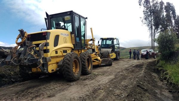 Maquinaria de la Prefectura de Cotopaxi trabaja en el mantenimiento vial de la zona oriental de Salcedo