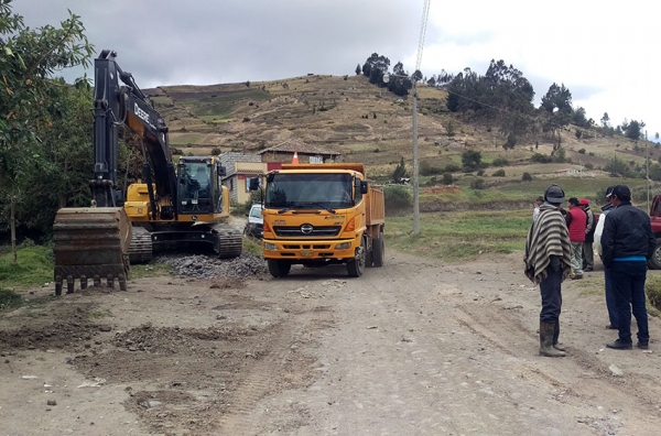 Comunidades de la zona oriental de Latacunga recibe mantenimiento vial.