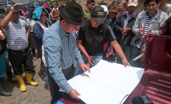 Comunidades de la zona oriental de Salcedo entregaron estudios para asfaltado