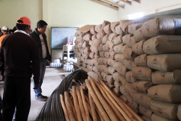 Asesor de la Prefectura verificando el material entregado