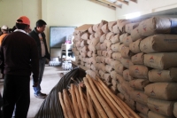 Asesor de la Prefectura verificando el material entregado