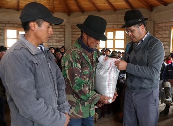 Prefecto entrega semillas a beneficiarios en la comunidad Laguamasa