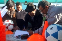 60 niños de la escuela de fútbol del GAD de Pastocalle recibieron kits deportivos.
