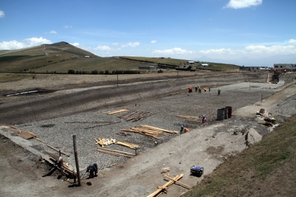 Trabajos de revestimiento del reservorio en Maca Grande 