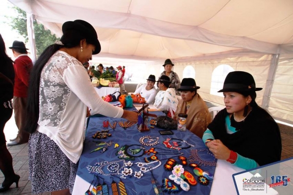 Artesanías que se exibieron en la Feria &quot;“Economía y Derechos de la Mujer”.