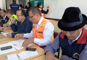Autoridades en la sala de Crisis