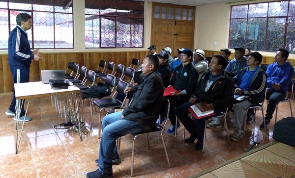 Monitores de las escuelas recreativas de futbol se capacitan