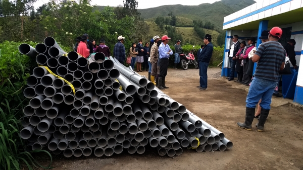 Prefecto entrega tubería a los usuarios de riego en Quinticusig