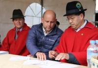 Prefecto Jorge Guamán Coronel, firma contrato para asfaltado, Buena Esperanza - Yacubamba