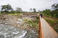 GADP Cotopaxi Construye Puente Mixto Sobre el Río Puembo.