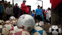 El Prefecto entregó uniformes e implementos deportivos en la escuela de fútbol en Apahua