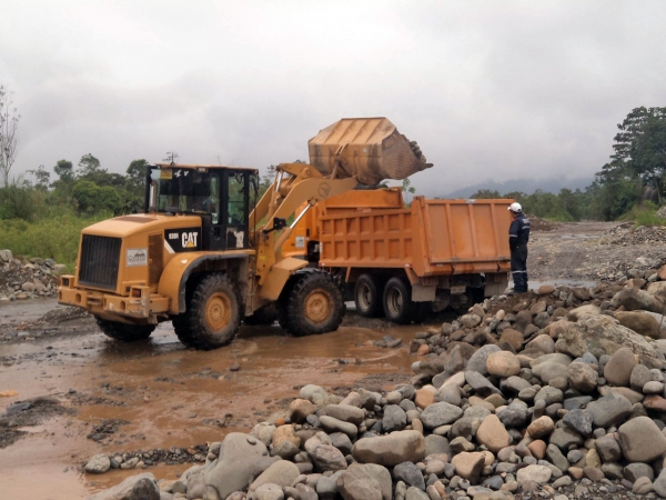 En La Maná y Pangua, la prefectura realiza mantenimiento de vías y limpieza de ríos