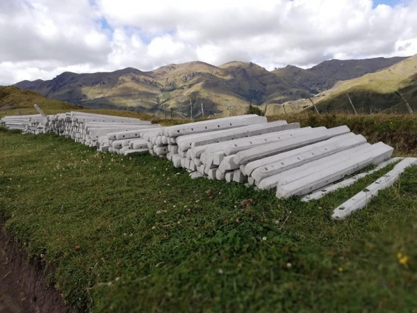 Postes para trabajar en el cercado del páramo