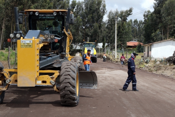 maquinaria de la Prefectura trabaja en la vía Pastocalle - Llactayo