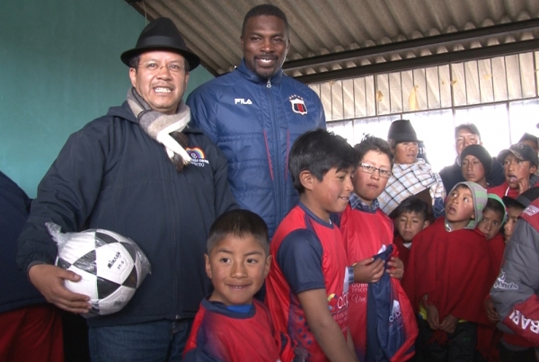 Prefecto entregabalones y uniformes a los niños de la escuela de fútbol