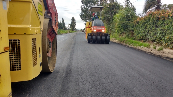 Trabajos de asfaltado en el sector La Lindera - Salcedo