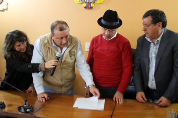 GAD Provincial entregó escritura del terreno para construcción del centro de desagregación Tecnológica