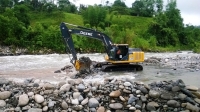 Maquinaria del GAD Provincial dragando el río Quindigua