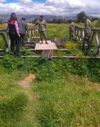 Brigada Patria recibe materiales de la Prefectura de Cotopaxi, para culminación de puente de evacuación.