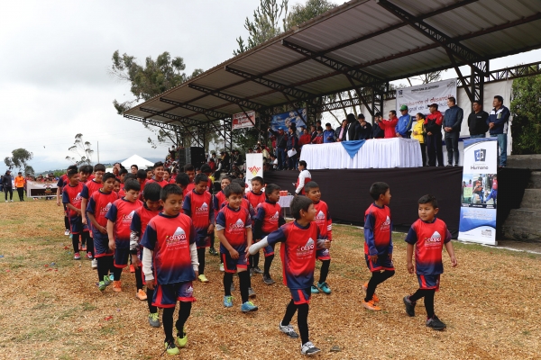 Ingreso de los niños en la inauguración del campeonato de fútbol
