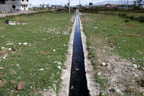Canal de riego donde se ejecutó el revestimiento de concreto en mas de 800 metros