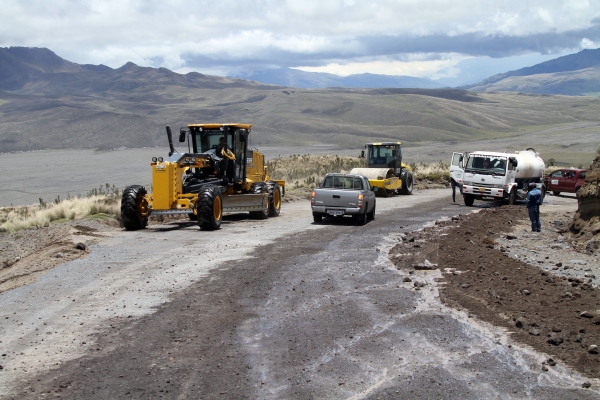 Maquinaria de la Prefectura trabaja en el mantenimiento de la vía de acceso al volcán