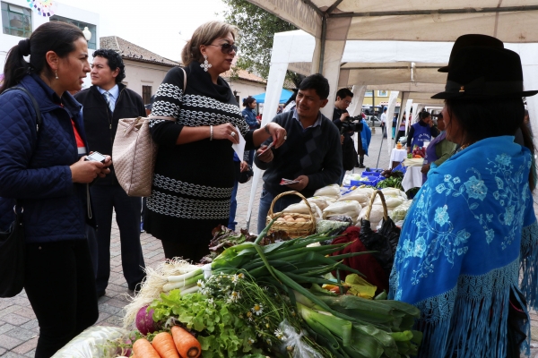 Viceprefecta recorre Feria Agroecológica