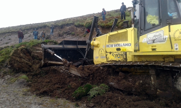 Equipo caminero de la Prefectura de Cotopaxi, inicia trabajos de apertura de vía en Pasapungo