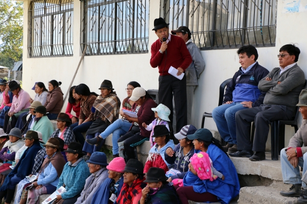Prefecto entrega materiales de Riego en Belisario Quevedo